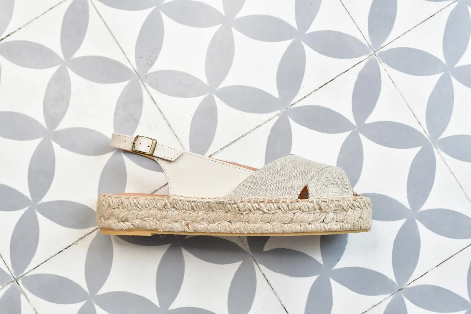 Sandalia Cruzada Lino Piel PölkaShoes Gris